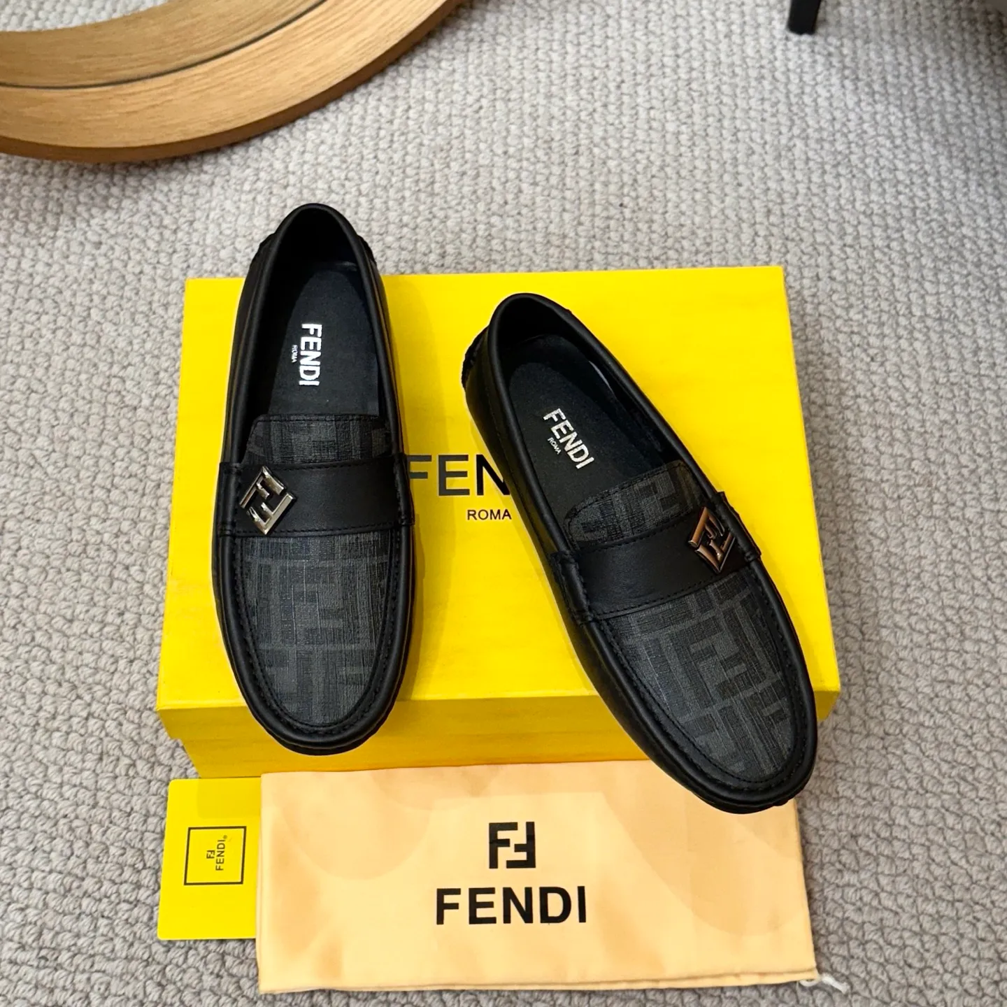 Men's shoes 💰420 [FENDI Fendi] 2⃣️0⃣️2⃣️5️⃣New Milan men's fashion lazy catwalk style ✅ fashionable casual beanie shoes, imported calfskin fabric, super smooth texture, sweat-absorbent and breathable, (sheepskin lining). Metal LOGO on the shoe body, Medusa avatar, irregular avatar, high-end craftsmanship logo✅ French Loft set foot design style 👟Low-key and elegant, great on-foot effect... Men's shoe size: 38-46 (4-12)